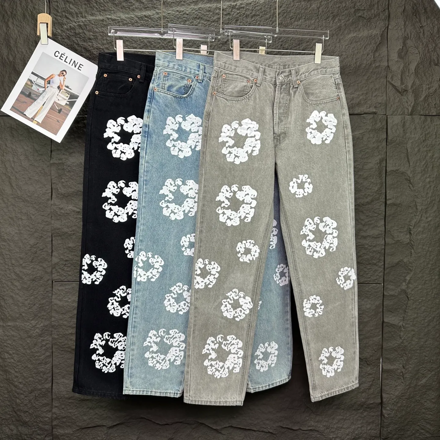 P230 Denim Tears 2025 new limited edition gem-inlaid kapok couples' washed jeans 🔥High version🔥High version🔥Top ceiling quality Styles with different washed textures are very friendly to people with thin legs and thick legs. The straight version is very flattering to the leg shape. Moderate length that never goes out of style, easy to match with casually, basic styling for various styles, a must-have in the wardrobe! The fabric is stiff but also makes the upper body soft without losing texture. The washing process is even more perfect. It is a must-have item for everyone! ! ! Washed wheat, hang tag, pants label, complete with three labels Color: black, blue, gray Size: 28, 30, 32, 34, 36 (five sizes)